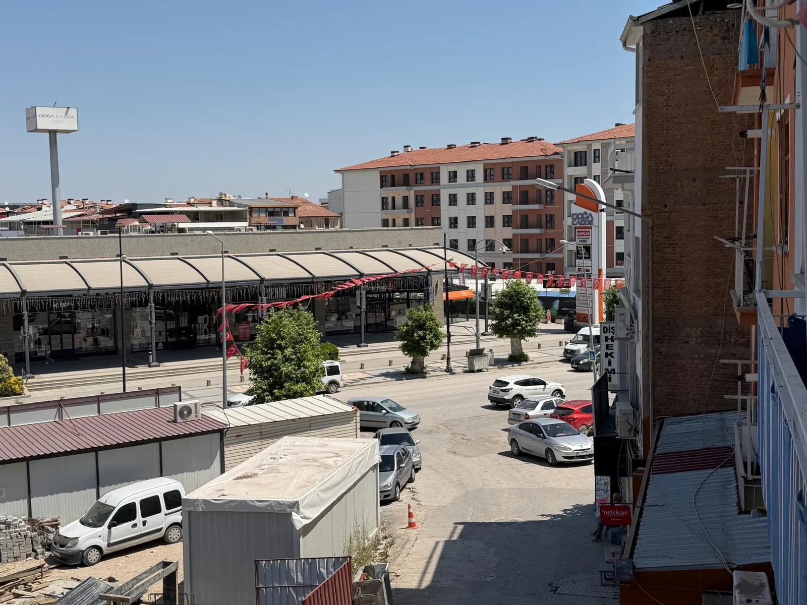 ŞEHRİN MERKEZİNDE, AVM VE ÇARŞIYA YÜRÜME MESAFESİNDE EŞYALI 3+1 SATILIK DAİRE