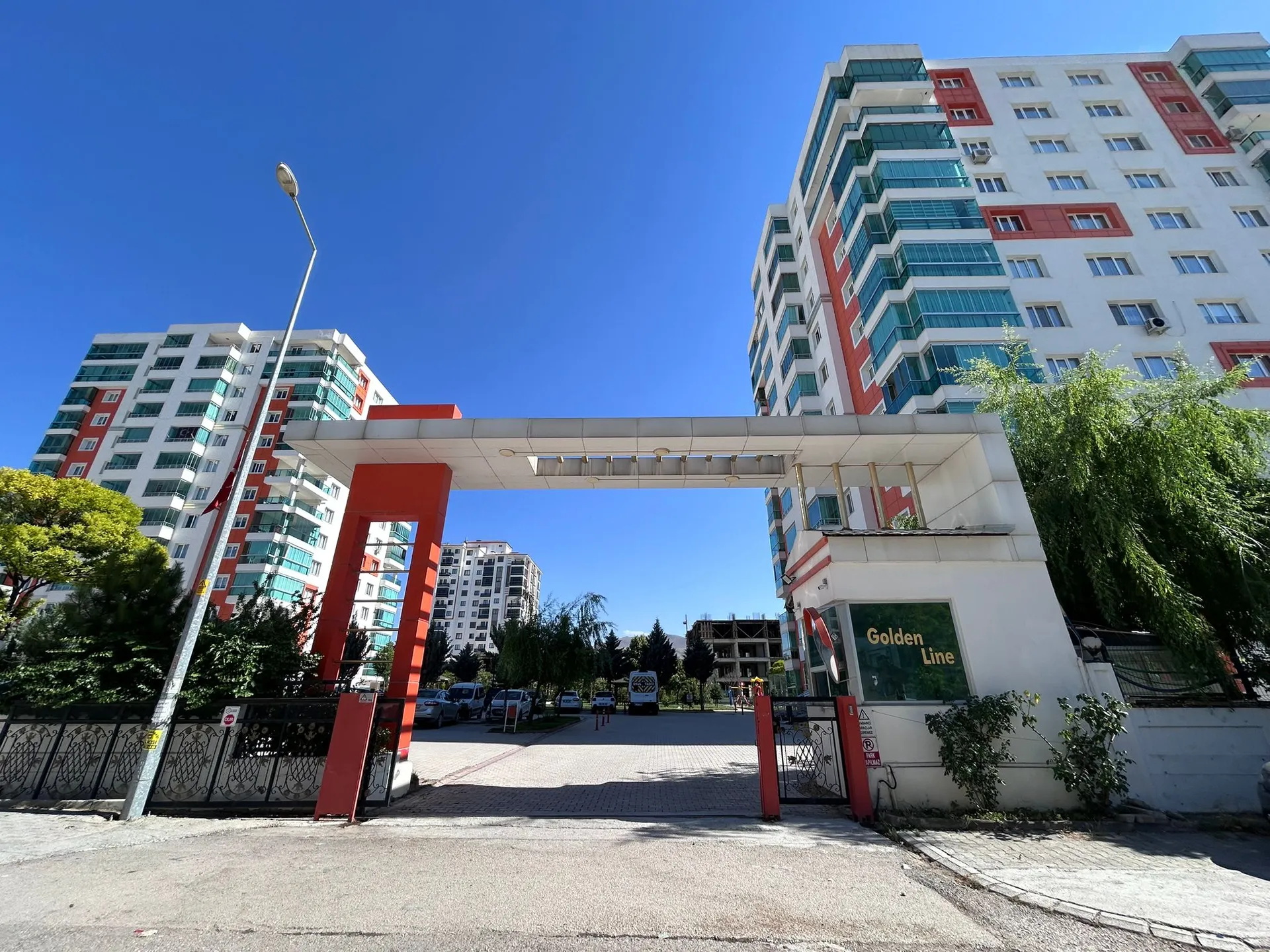 BOSTANBAŞINDA İKİ BLOKLU SİTE İÇERİSİNDE SATILIK 3+1 DAİRE