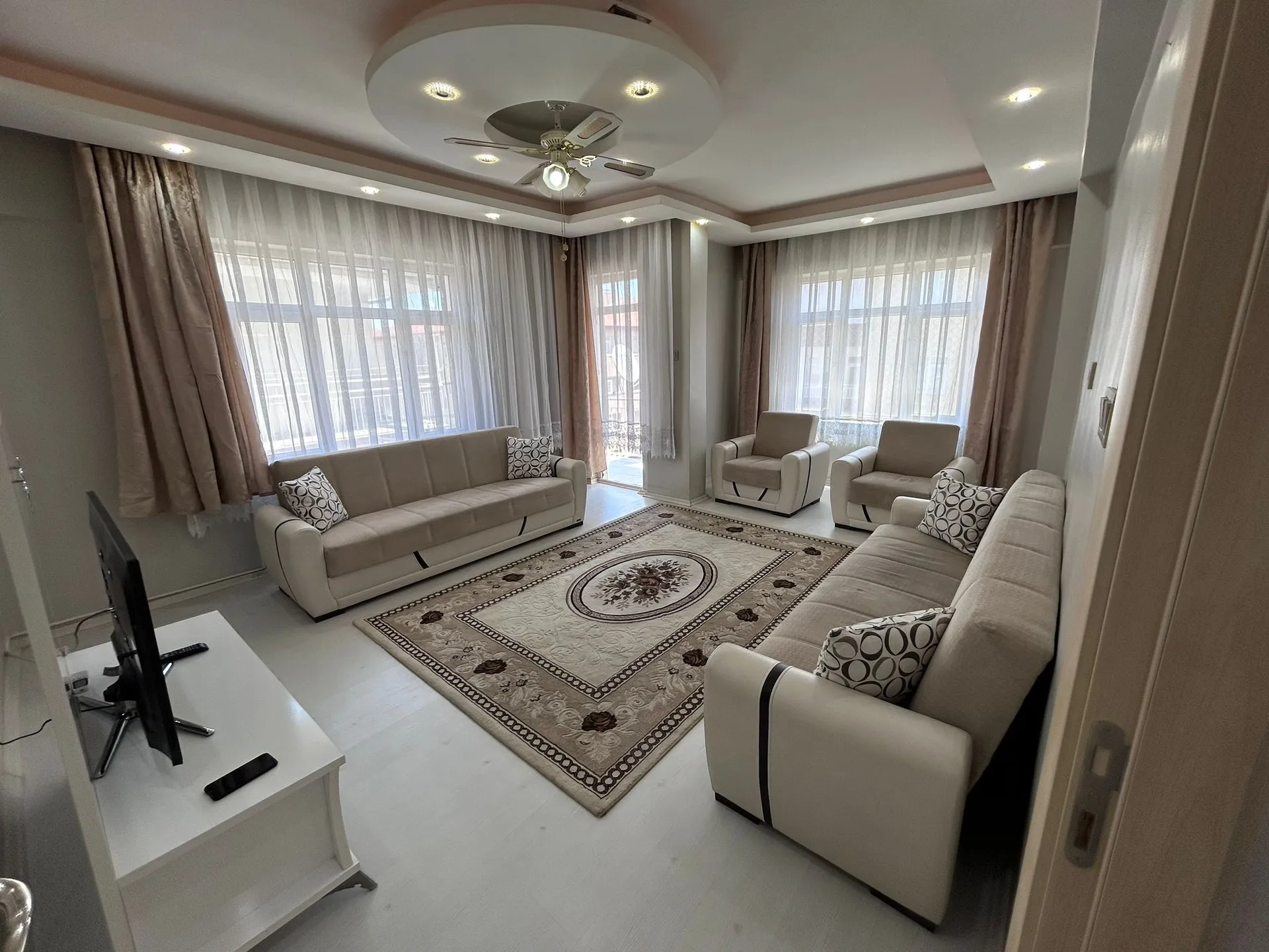 MERKEZİ KONUMDA EŞYALI 2+1 DAİRE