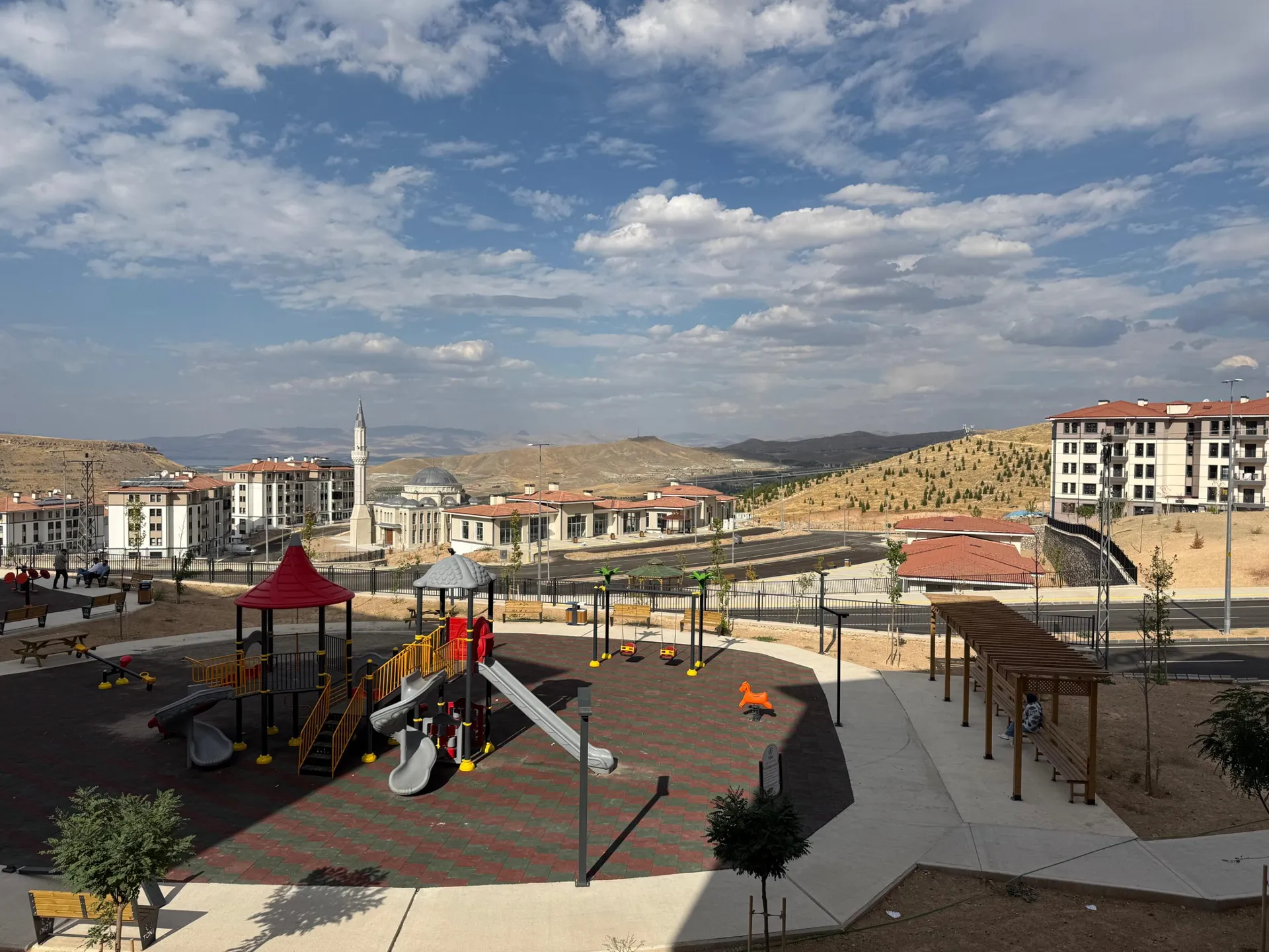 MED YAPI TUTAL DAN ÇAMURLU AKOĞUZ TOKİLERDE KİRALIK 3+1 DAİRE